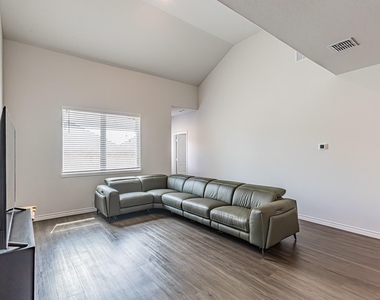 2421 Dahlia Drive - Photo Thumbnail 9