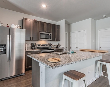 2421 Dahlia Drive - Photo Thumbnail 7