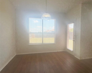 2264 Stonebrook Lane - Photo Thumbnail 4