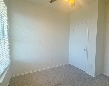 2264 Stonebrook Lane - Photo Thumbnail 8