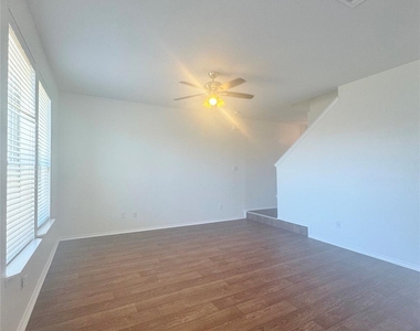 2264 Stonebrook Lane - Photo Thumbnail 3