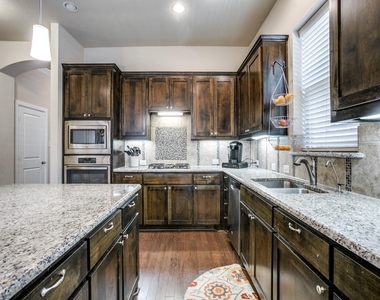 1010 Crystal Oak Lane - Photo Thumbnail 8