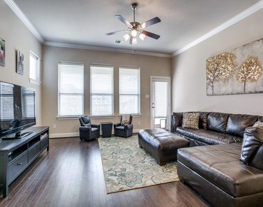 1010 Crystal Oak Lane - Photo Thumbnail 11