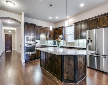 1010 Crystal Oak Lane - Photo Thumbnail 6