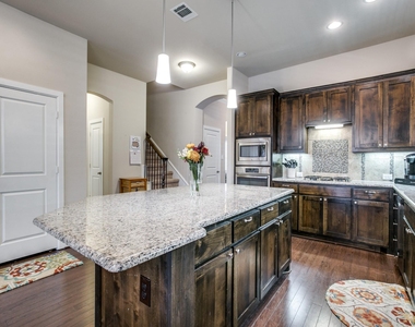 1010 Crystal Oak Lane - Photo Thumbnail 7