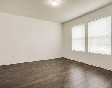 2800 Bissell Way - Photo Thumbnail 8