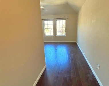 10637 Bolivar Drive - Photo Thumbnail 27