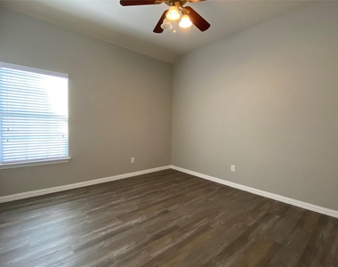 15861 Twin Cove Drive - Photo Thumbnail 10