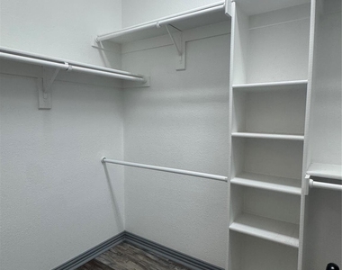205 Wayne Drive - Photo Thumbnail 10