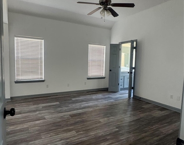 205 Wayne Drive - Photo Thumbnail 6
