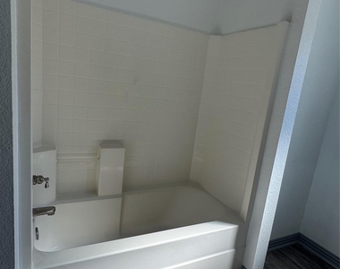 205 Wayne Drive - Photo Thumbnail 8