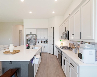 1535 Calcot Lane - Photo Thumbnail 8
