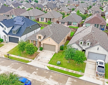 1535 Calcot Lane - Photo Thumbnail 1
