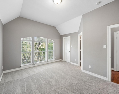 3943 N Hall Street - Photo Thumbnail 25