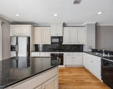 3943 N Hall Street - Photo Thumbnail 19