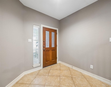 3943 N Hall Street - Photo Thumbnail 9