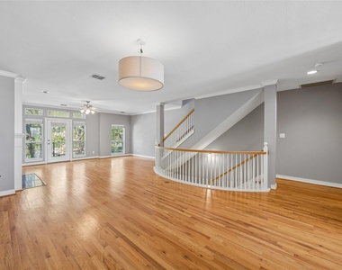 3943 N Hall Street - Photo Thumbnail 2