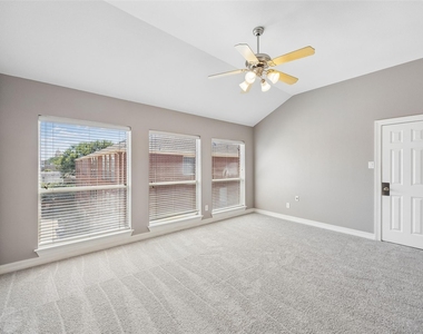 3943 N Hall Street - Photo Thumbnail 6