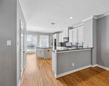3943 N Hall Street - Photo Thumbnail 18