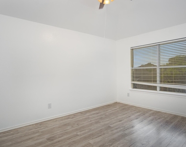 4704 Carolina Trace Trail - Photo Thumbnail 3
