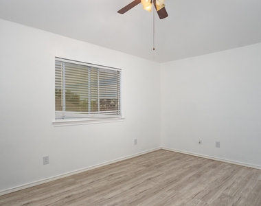 4704 Carolina Trace Trail - Photo Thumbnail 5