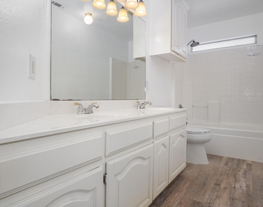 4704 Carolina Trace Trail - Photo Thumbnail 11