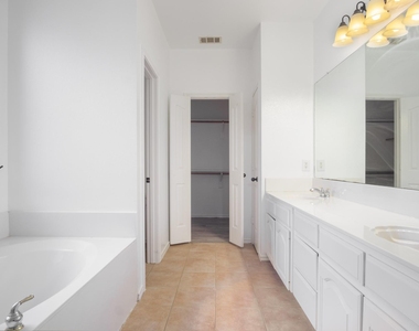 4704 Carolina Trace Trail - Photo Thumbnail 10