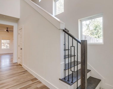 2921 Gipson Street - Photo Thumbnail 7