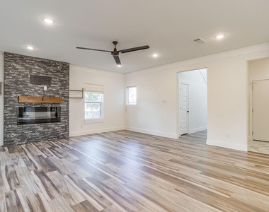 2921 Gipson Street - Photo Thumbnail 3