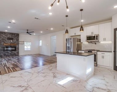 2921 Gipson Street - Photo Thumbnail 5