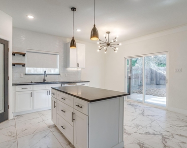 2921 Gipson Street - Photo Thumbnail 4