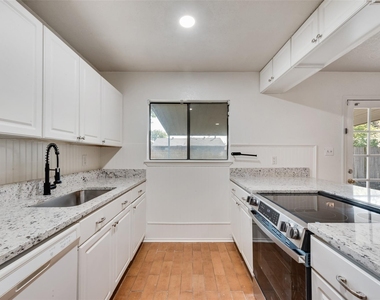 515 Forestwood Drive - Photo Thumbnail 4