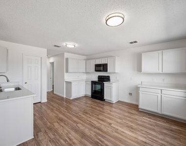 1721 Spyglass Drive - Photo Thumbnail 6