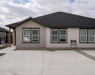 390 N Dallas Street - Photo Thumbnail 1