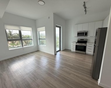 2121 Broward Avenue - Photo Thumbnail 4