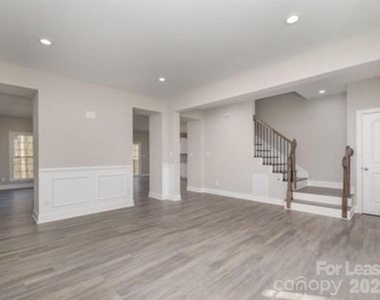 108 Pine Bluff Court - Photo Thumbnail 5