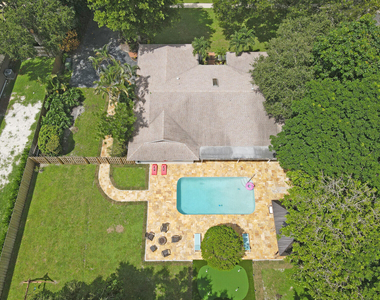 166 Old Country Road S - Photo Thumbnail 2