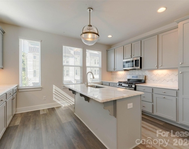 606 W End Drive - Photo Thumbnail 18