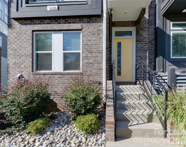 606 W End Drive - Photo Thumbnail 2