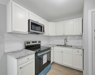 300 Emma Street - Photo Thumbnail 2