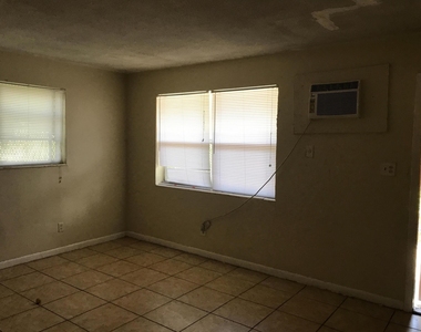 827 Nw 10th Terrace - Photo Thumbnail 3