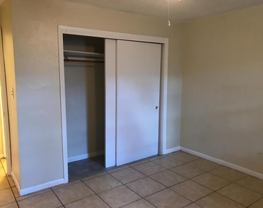 827 Nw 10th Terrace - Photo Thumbnail 9