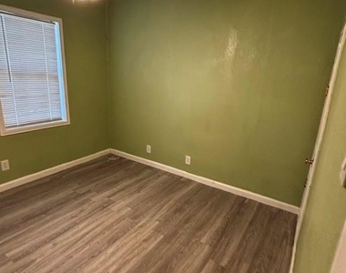 202 E Carolyn Drive - Photo Thumbnail 5