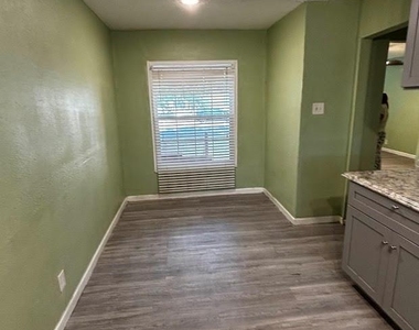 202 E Carolyn Drive - Photo Thumbnail 13