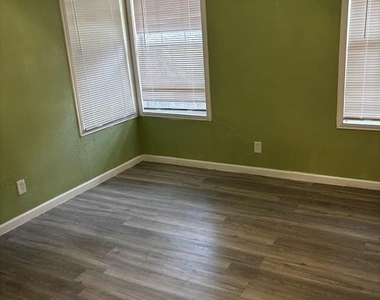 202 E Carolyn Drive - Photo Thumbnail 4