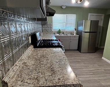 202 E Carolyn Drive - Photo Thumbnail 8