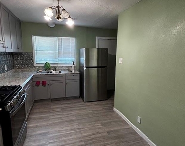 202 E Carolyn Drive - Photo Thumbnail 7