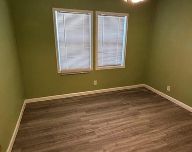202 E Carolyn Drive - Photo Thumbnail 6