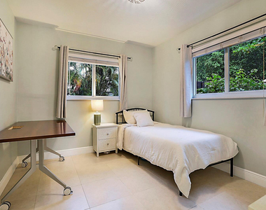 1701 Sw 32nd Court - Photo Thumbnail 8