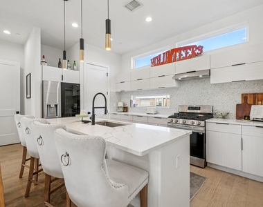 145 N Henderson Avenue - Photo Thumbnail 10